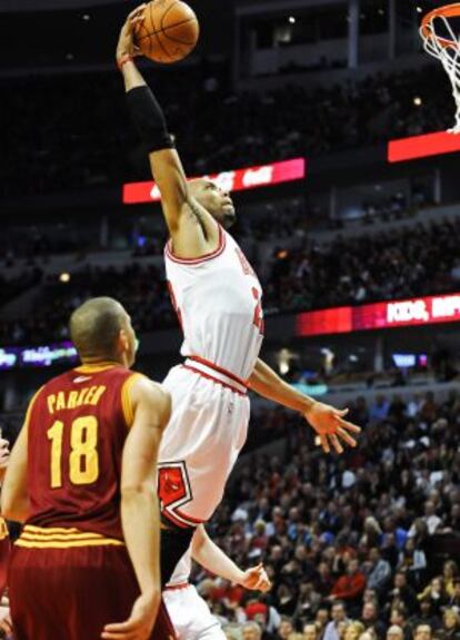 Gibson, de los Bulls, se dispone a hacer un mate.