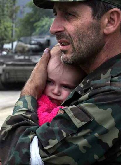Un soldado de Osetia del Sur abraza a un bebé en Dzhava.