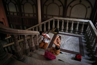 Alumnos de la Escuela Nacional de Ballet de Cuba usan un móvil durante un descanso, en La Habana (Cuba).