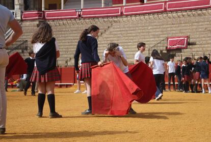 Escolares y universitarios aprendieron en la Maestranza los principios básicos del toreo