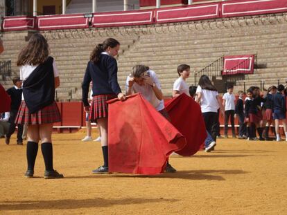 Escolares y universitarios aprendieron en la Maestranza los principios b&aacute;sicos del toreo