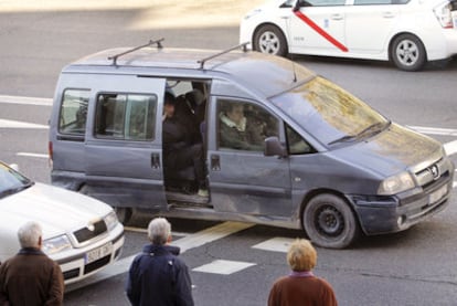 Uno de los vehículos que transporta hasta los puntos de venta de droga a toxicómanos, en la zona de Embajadores.