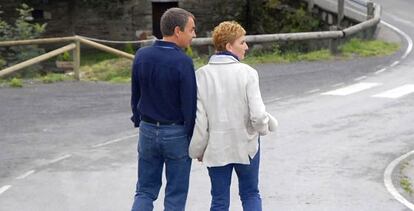 Zapatero y su esposa, Sonsoles Espinosa, en Villanueva de los Osos (Asturias), en octubre.