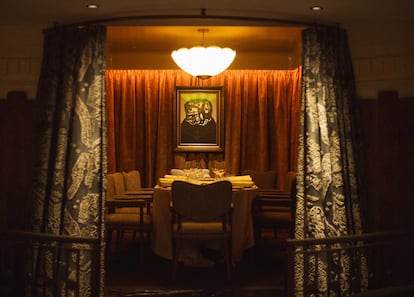 Uno de los espacios exclusivos del nuevo espacio de Freixa en Madrid decorado por Alejandra Pombo y con un cuadro de Antonio Saura.