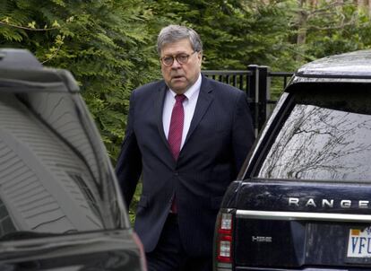 El fiscal general de EE UU, William Barr, este lunes, saliendo de su casa en McLean (Virginia).