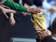 La copa del mundo es mostrada a los fans durante un entrenamiento de la selección alemana de fútbol.