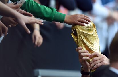 La copa del mundo es mostrada a los fans durante un entrenamiento de la selección alemana de fútbol en Düsseldorf (Alemania).