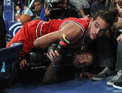 Joakim Noah cae sobre un cámara televisivo.