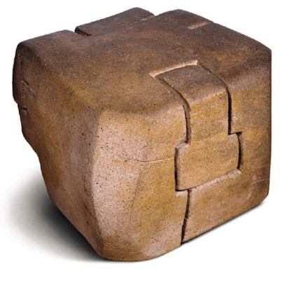Escultura <i>Lurra G-179</i>, de Eduardo Chillida, una de las muestras de la subasta de arte español, realizada hoy en la sala Sotheby's de Londres.