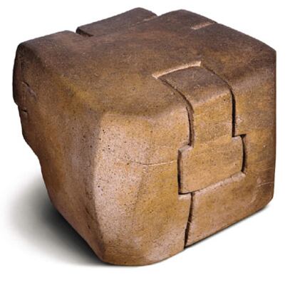 Escultura <i>Lurra G-179</i>, de Eduardo Chillida, una de las muestras de la subasta de arte español, realizada hoy en la sala Sotheby&#39;s de Londres.