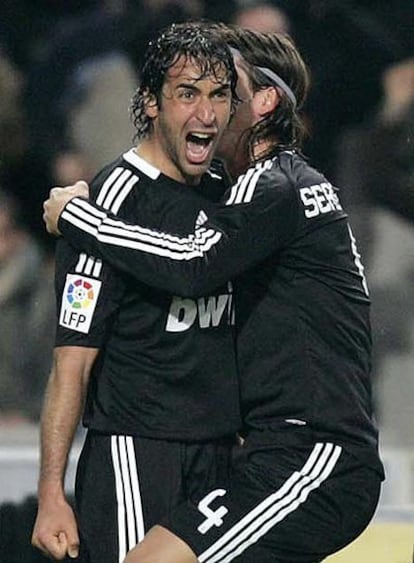 Raúl celebra con Sergio Ramos su gol al Espanyol (0-2).