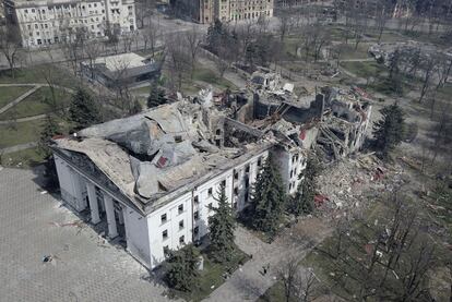 Una foto tomada con un dron muestra el teatro de la ciudad portuaria de Mariupol, Ucrania, destruido por un bombardeo ruso. Finlandia y Suecia “están listas para unirse a la OTAN en verano”, según han explicado funcionarios de ambos países al diario británico 'The Times'. Los dos territorios pertenecen a la Unión Europea, pero no forman parte de la Alianza Atlántica.