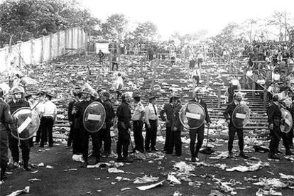 Aspecto de la grada del estadio de Heysel, en Bruselas, tras la tragedia que se cobró 39 vidas en la final de la Copa de Europa de 1985.