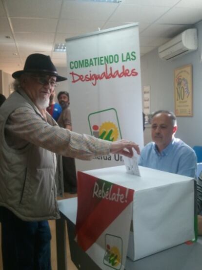 Francisco Gómez Corrales de 72 años y militante desde los 23 del PC,vota.