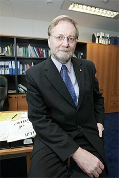 Gareth Evans, en su despacho en Bruselas.