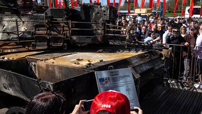 Visitantes de la exposición de armamento occidental capturado en Ucrania, en torno a los restos de un blindado, el 1 de  mayo en Moscú.
