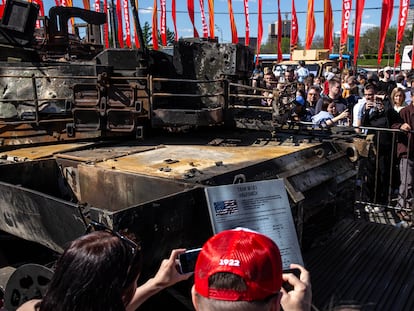 Visitantes de la exposición de armamento occidental capturado en Ucrania, en torno a los restos de un blindado, el 1 de  mayo en Moscú.