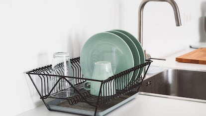 Son perfectos para secar de manera segura los platos y utensilios que no son aptos para el lavavajillas.GETTY IMAGES.