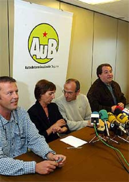 Representantes de AuB, en una rueda de prensa ayer en Pamplona.