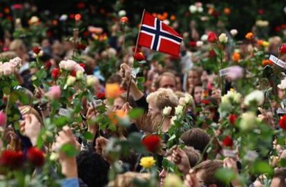 Miles de personas han participado hoy en Oslo en un homenaje a las víctimas del doble atentado del pasado viernes