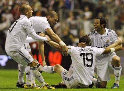 Sneijder, Pepe y Marcelo felicitan a Huntelaar tras el tercer gol del Madrid y le ayudan a levantarse.