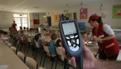 Un inspector en un colegio de Elche toma la temperatura en el comedor escolar.