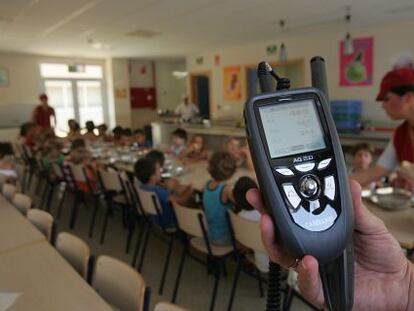 Un inspector en un colegio de Elche toma la temperatura en el comedor escolar.