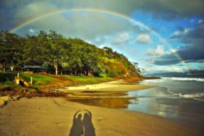 Arco iris perfecto sobre Byron Bay beach, en la costa este de Australia.