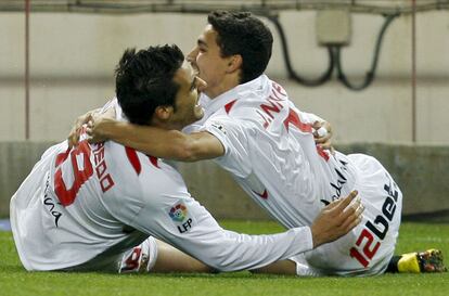 Los jugadores del Sevilla Álvaro Negredo ( i) y Jesús Navas celebran el segundo gol del conjunto sevillista, anotado por el propio Negredo, durante la temporada 2010.