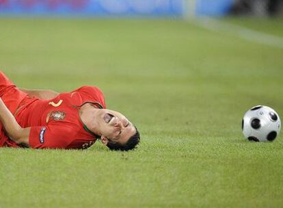 Cristiano Ronaldo se lamenta de un golpe en el partido contra Alemania.