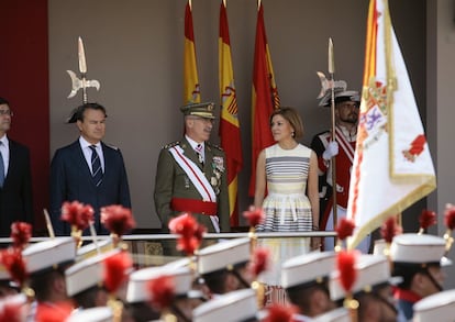 La ministra de Defensa, María Dolores de Cospedal, junto al jefe de Estado Mayor de la Defensa, general de ejército Fernando Alejandre Martínez, durante el acto central del Día de las Fuerzas Armadas.