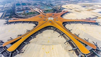 China cuenta con un nuevo mega aeropuerto en Pekín, el Daxing International, cuya construcción ha costado 63.000 millones de dólares (57.000 millones de euros) y con capacidad de hasta 250 millones de pasajeros al año. Con un diseño futurista, el proyecto fue diseñado por la fallecida arquitecta Zaha Hadid en forma de estrella de mar, con la intención de reducir las distancias a pie para los pasajeros.