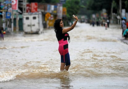 Una mujer se toma un selfie en una carretera inundada en Biyagama, Sri Lanka.