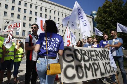 Los tripulantes de cabina de Ryanair se concentran ante Fomento en Madrid, coincidiendo con la tercera jornada del huelga..