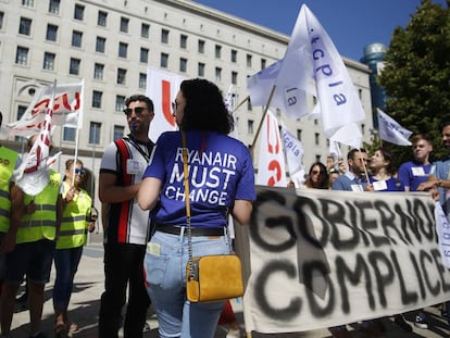 Los tripulantes de cabina de Ryanair se concentran ante Fomento en Madrid, coincidiendo con la tercera jornada del huelga..