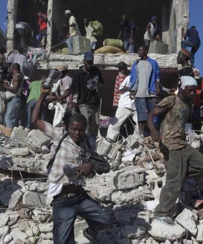 Escenas de pillaje en un edificio derruido de Puerto Príncipe.