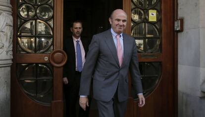 De Guindos surt de la Conselleria d'Economia de la Generalitat.