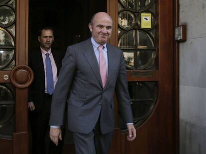 El ministro en funciones Luis de Guindos, saliendo de la consejer&iacute;a de Econom&iacute;a de la Generalitat