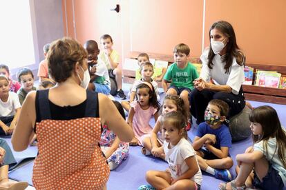 
La reina Letizia ha inaugurado el curso escolar 2021-2022 –el tercero con medidas anticoronavirus– en el colegio Odón de Buen del municipio zaragozano de Zuera, donde ha estado acompañada de la ministra de Educación, Pilar Alegría.