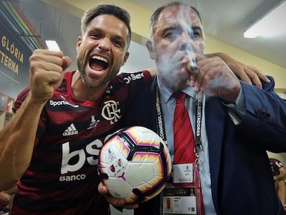 Marcos Braz, sexto vereador mais votado do Rio, em comemoração de título do Flamengo ao lado de Diego.