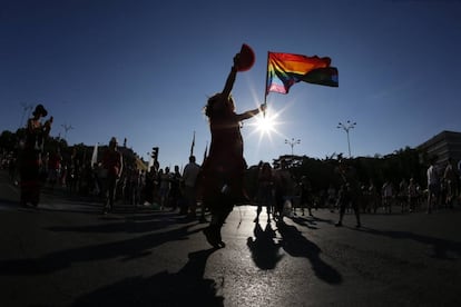 Un participante con la bandera del arco iris en la manifestación del Orgullo LGTB ,la más grande de Europa, que hoy recorre el centro de Madrid.
