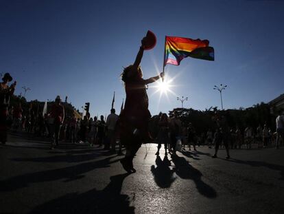 Un manifestante con la bandera del arcoíris en una manifestación del Orgullo de Madrid.