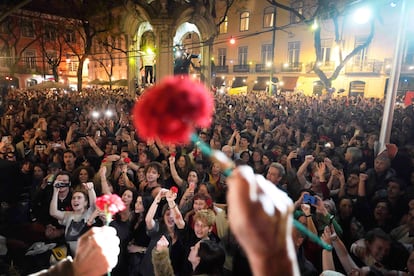 Miles de personas se concentraron en el Largo do Carmo, en Lisboa, para cantar 'Grândola, vila morena' en los primeros minutos del viernes 25 de abril en recuerdo de la Revolución de los Claveles.