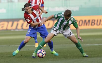 El centrocampista serbio del Betis Darko Brasanac (d) disputa un balón con el defensa brasileño Filipe Luis (i), del Atlético de Madrid.