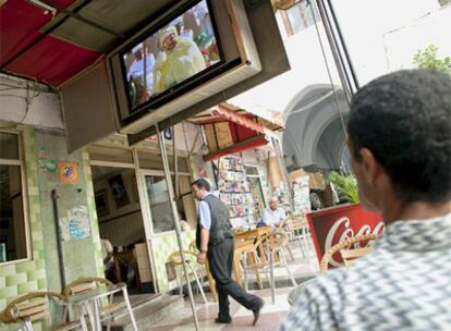 Un marroquí sigue en un café de Tetuán la 'bey'a', o juramento de fidelidad, ceremonia que la televisión estatal emitió en directo.