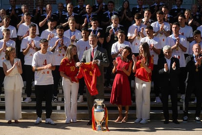 El capitán de la selección, Álvaro Morata, le ha entregado una camiseta de España al Rey con el dorsal 4 y con el lema 'Reyes de Europa'.
