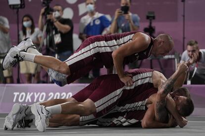 Miembros del equipo de Letonia muestran su alegría tras vencer al Comité Olímpico Ruso por 21-18, lo que le convierte en el primer oro olímpico masculino de baloncesto en la modalidad 3x3.