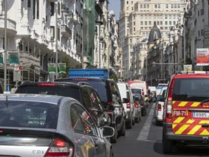 La carga y la intensidad del tráfico crece en toda la capital en el primer día sin multas en la zona de bajas emisiones