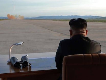 Jong-Un inspecionando um simulacro de lançamento de um foguete balístico, em lugar não revelado.