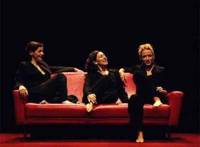 Isabelle Bres (izquierda), Ester Nadal (centro) y Karla Junyent, en &#39;La isla del tesoro&#39;.